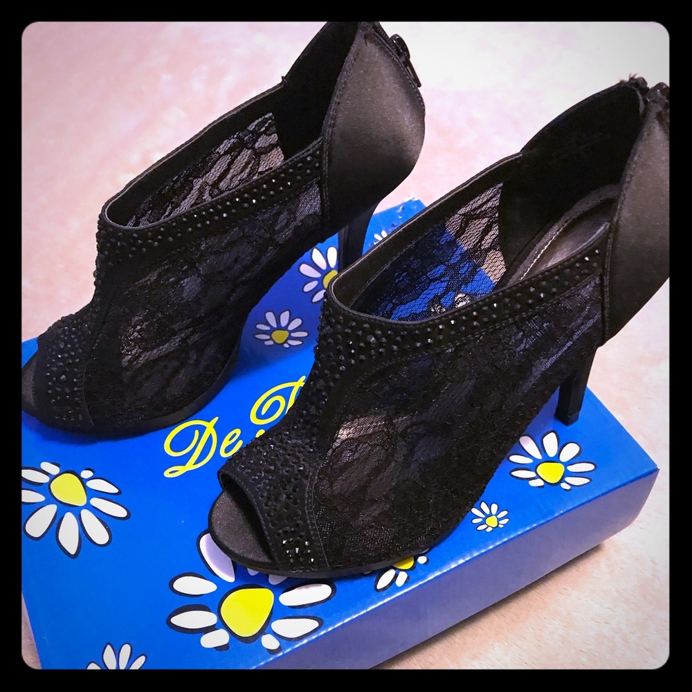 De Blossom Collection Black Lace Booties Size 8